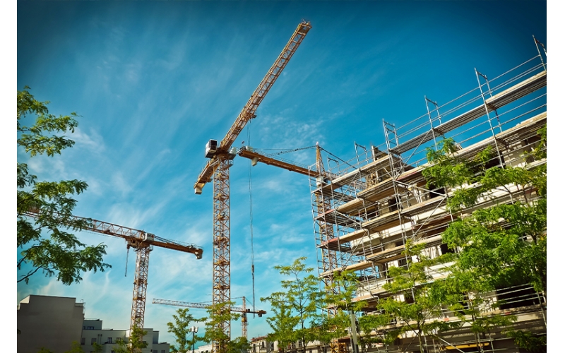 建筑施工項(xiàng)目管理項(xiàng)目是建筑施工企業(yè)最基本的業(yè)務(wù)單元，企業(yè)開(kāi)展數(shù)字化轉(zhuǎn)型要以項(xiàng)目為基石，緊緊圍繞不同項(xiàng)目類(lèi)型、階段、業(yè)務(wù)全場(chǎng)景開(kāi)展，最終實(shí)現(xiàn)企業(yè)數(shù)字化轉(zhuǎn)型升級(jí)。隨著工程建設(shè)項(xiàng)目投資規(guī)模增長(zhǎng)，建筑物形式多樣、體量大、結(jié)構(gòu)復(fù)雜，同時(shí)建筑施工周期長(zhǎng)，使用的材料品種多，耗用量大。建筑施工項(xiàng)目管理主要呈現(xiàn)以下特點(diǎn)。覆蓋面廣建筑施工項(xiàng)目管理綜合性強(qiáng)、涉及面廣，需要工程、商務(wù)、技術(shù)等部門(mén)多方協(xié)同，同時(shí)還涉及建筑、